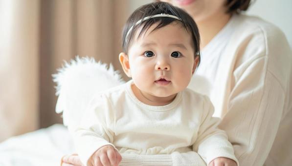 天使の恰好で記念撮影する日本人の赤ちゃん 天使の恰好で記念撮影する日本人の赤ちゃんの写真