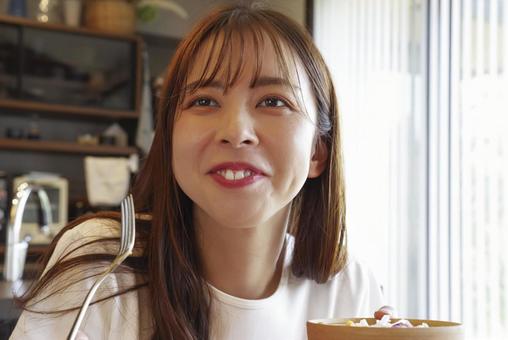 彩り豊かなサラダを食べる女性 彩り豊かなサラダを食べる女性 サラダ,野菜,新鮮の写真素材