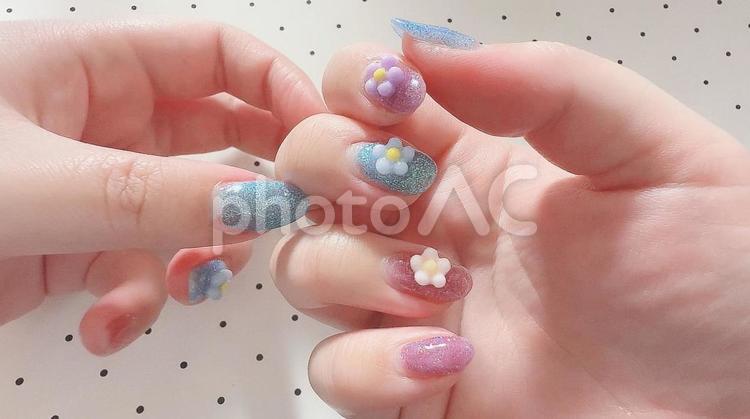 ネイルしている手（俯瞰） ネイル,セルフネイル,フラッシュネイルの写真素材