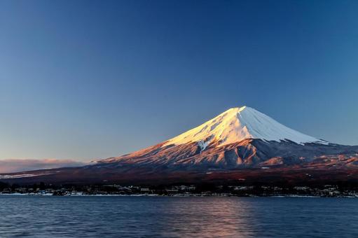 朝焼けに染まる冬の富士山と河口湖 朝焼けに染まる冬の富士山と河口湖 富士山,朝焼け,赤富士の写真素材