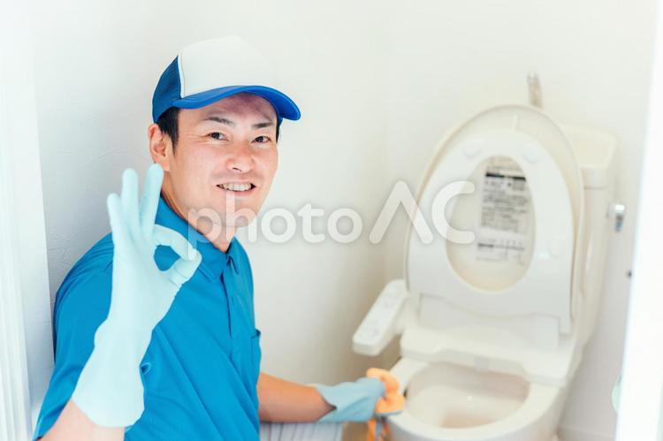 トイレの掃除をする作業着の男性 清掃業,清掃員,トイレの写真素材