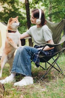 椅子に座り犬と過ごす女性 女性,外国人,犬の写真素材