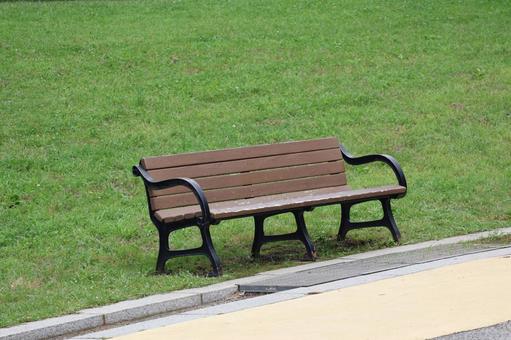 芝生の上のベンチと緑地と遊歩道のある公園 芝生の上のベンチと緑地と遊歩道のある公園 芝生,上,ベンチの写真素材