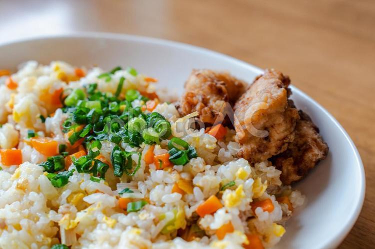 チャーハンと唐揚げの昼食 昼食,チャーハン,唐揚げの写真素材