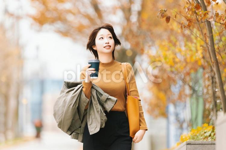 秋のオフィス街を歩く女性 女性,秋,ビジネスの写真素材