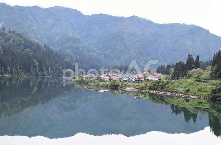 大志集落の風景（只見川沿い） 集落,川,山の写真素材