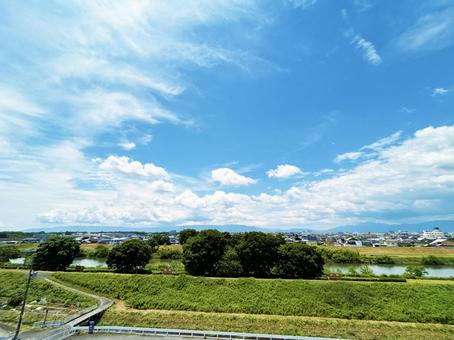屋上から見る木々と空模様 屋上から見る木々と空模様 空模様,空,雲の写真素材