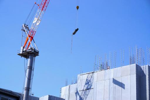 工事現場で作業中の大型クレーン2 タワークレーン,クレーン,工事現場の写真素材