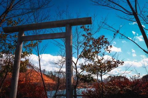 湖畔に立つ鳥居と冬空の風景 湖畔に立つ鳥居と冬空の風景の写真