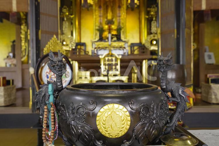 浄土真宗本願寺派のお寺の須弥壇 須弥壇,仏教,寺院の写真素材
