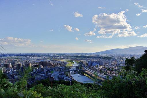 山腹より見下ろす夏の街並み 山腹より見下ろす夏の街並みの写真
