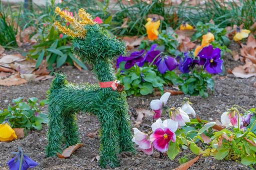 花壇に飾られたトナカイのオブジェ 花壇に飾られたトナカイのオブジェの写真