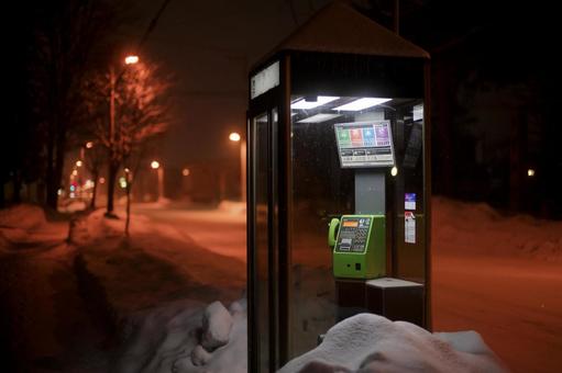 真冬の公衆電話 公衆電話,凍る,ガラスの写真素材