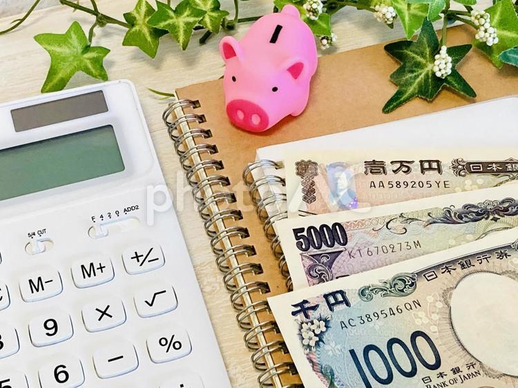 家計をやりくりする・資産運用・預貯金 電卓,貯金箱,お金の写真素材
