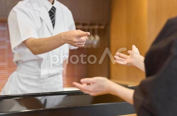 喧嘩をする和食の従業員 男性,女性,喧嘩の写真素材