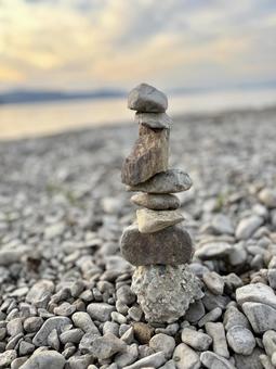 どこまで積めるかな どこまで積めるかな 浜辺,石,石積みの写真素材