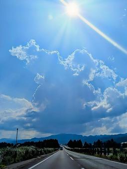 夏の高速道路と雄大な積乱雲の風景 夏の高速道路と雄大な積乱雲の風景 高速道路,道,道路の写真素材