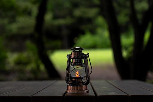 森の中に置かれたアンティークランタン ランタン,カンテラ,グランピングの写真素材