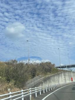 青空と雲が広がる道路 青空と雲が広がる道路の写真