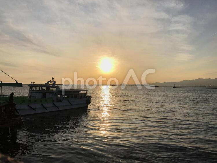 船と夕焼け たそがれ,サンセット,トワイライトの写真素材