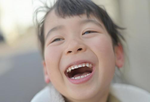 口を開けてほがらかに笑う女の子２ 笑顔,笑う,大笑いの写真素材