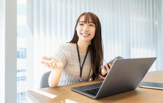 笑顔で対話をする女性・ビジネスウーマン 笑顔で対話をする女性・ビジネスウーマン 女性,パソコン,笑顔の写真素材
