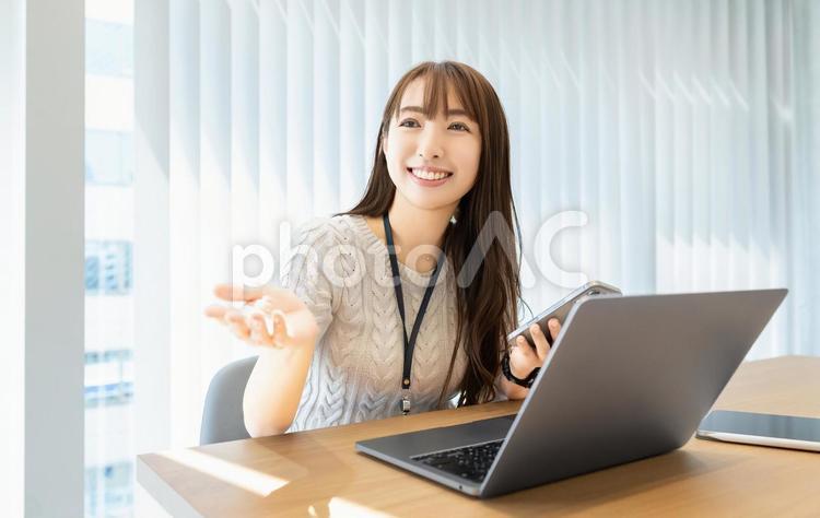 笑顔で対話をする女性・ビジネスウーマン 女性,パソコン,笑顔の写真素材