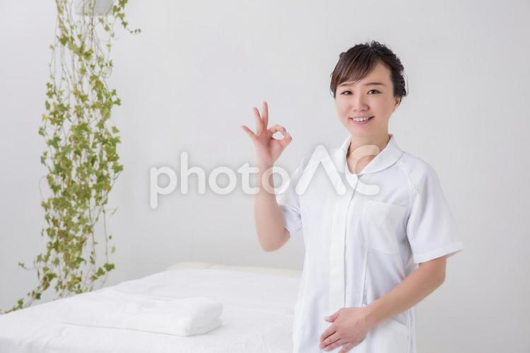 施術室と女性スタッフ エステティシャン,笑顔,エステの写真素材