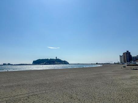 湘南の砂浜と江ノ島 湘南の砂浜と江ノ島 江ノ島,鎌倉,湘南の写真素材