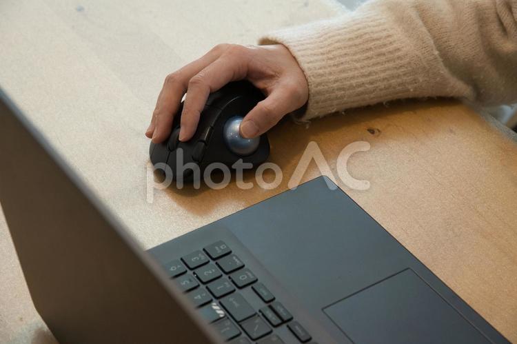 在宅で資料作成中のニットを着た女性 パソコン,リモートワーク,ノートパソコンの写真素材