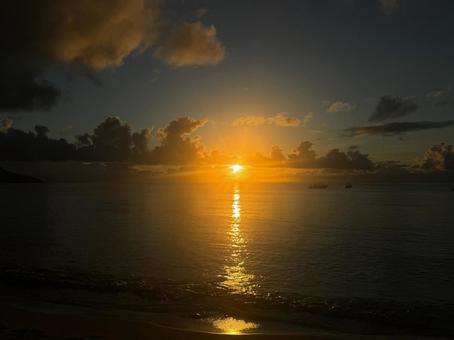 一筋の夕陽 一筋の夕陽 夕陽,ビーチ,海の写真素材