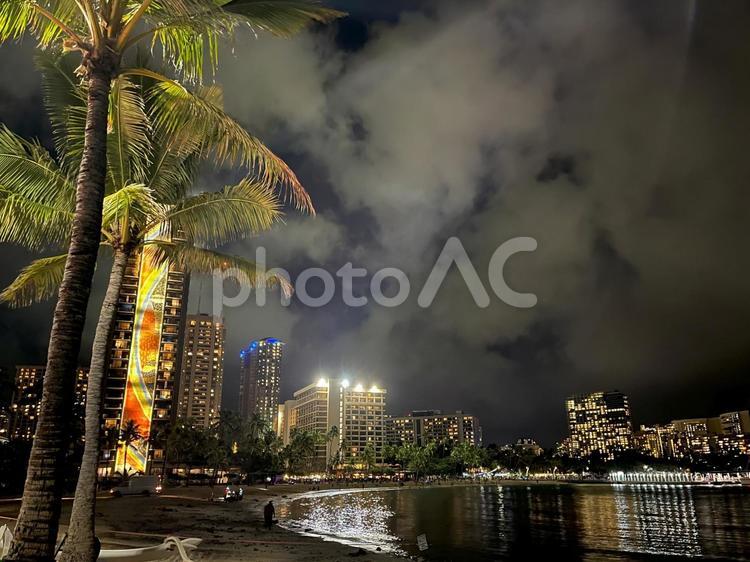 ハワイ、ワイキキの夜景、ヤシの木、夜空 ハワイ,ワイキキ,イルミネーションの写真素材