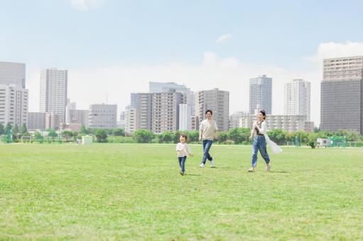 追いかけっこする親子 追いかけっこする親子の写真