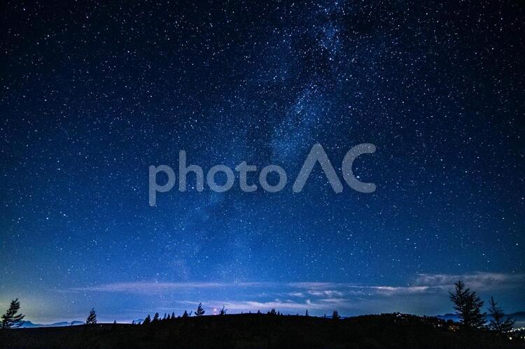 沈む銀河（夏の大三角） 天体写真,銀河,銀河系の写真素材