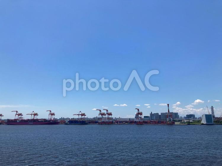 東京湾と工業地帯と青い空　江東区 東京湾,海,江東区の写真素材