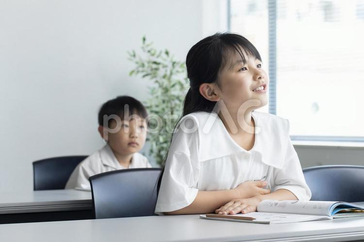 笑顔で勉強する小学生　student  塾,学習塾,習い事の写真素材