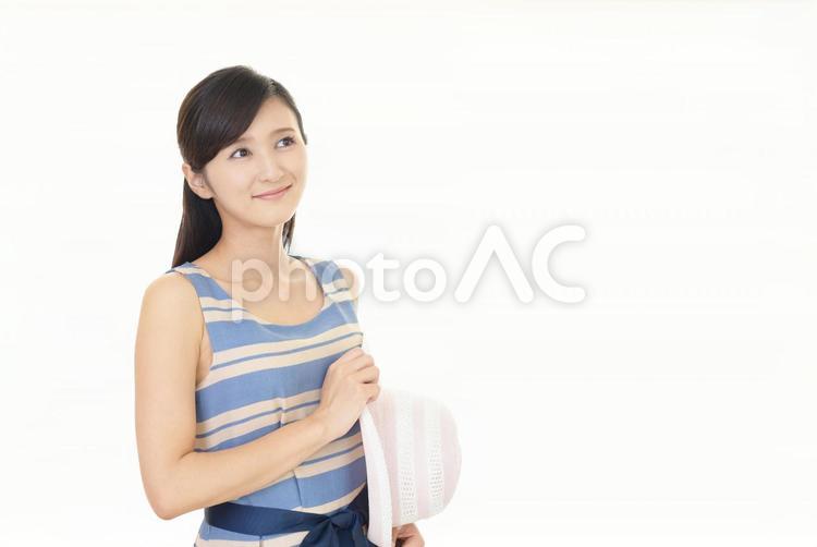 帽子を持つ笑顔の女性 女性,女,笑顔の写真素材