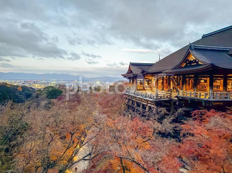 朝焼けに輝く清水寺と京都市街   清水寺,紅葉,朝焼けの写真素材