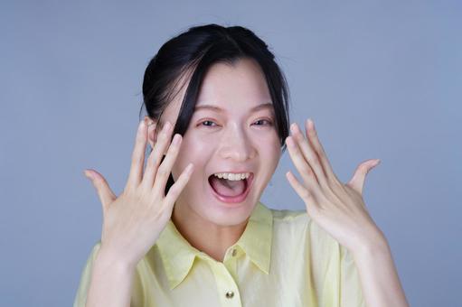 笑顔の黄色い服の女性 女性,笑顔,笑うの写真素材