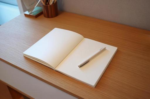 デスクの上のノートや文房具-6 デスクの上のノートや文房具-6の写真