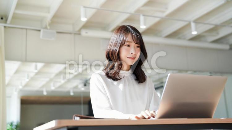 オフィスでパソコンを使うビジネスウーマン 若い女子,若い,机の写真素材