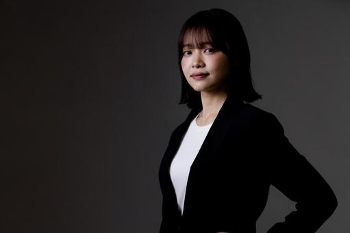 ビジネスウーマン 黒バック ビジネスウーマン 黒バック 女性,ビジネスウーマン,黒バックの写真素材