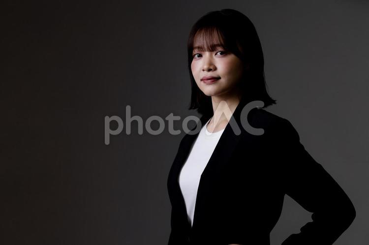 ビジネスウーマン　黒バック 女性,ビジネスウーマン,黒バックの写真素材