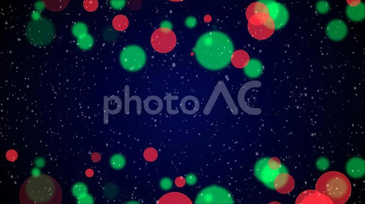 クリスマスカラーの抽象的なボケたキラキラしたライトの背景素材。コピースペースと降雪のキラキラ冬の休日 クリスマス,フレーム,キラキラの写真素材