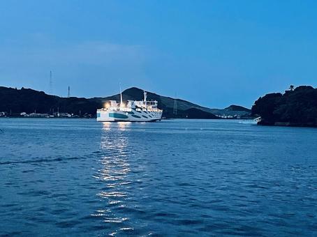 夕暮れの海を進むフェリー 夕暮れの海を進むフェリー 海,フェリー,船の写真素材