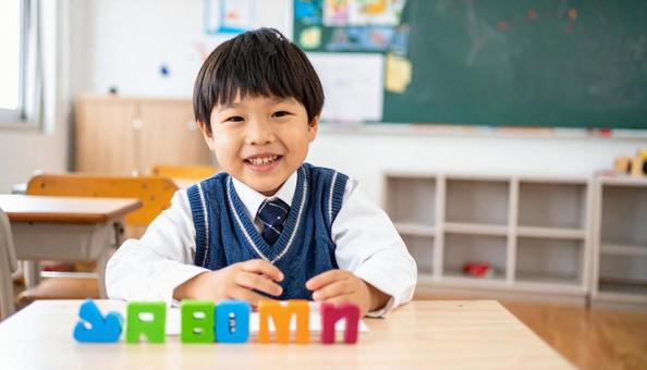 アルファベットおもちゃで勉強する男の子 アルファベットおもちゃで勉強する男の子の写真