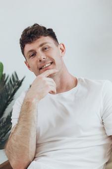 顎を触って笑顔の男性 男性,外国人,欧米人の写真素材