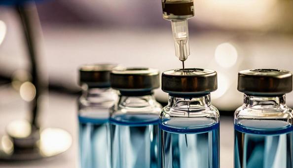 注射イメージ　薬剤を抽出している注射器の写真