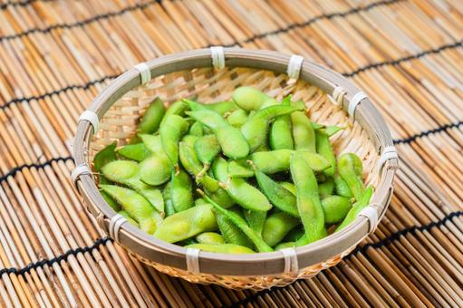 竹すだれと枝豆盛り 竹すだれと枝豆盛り 枝豆,竹ざる,竹すだれの写真素材