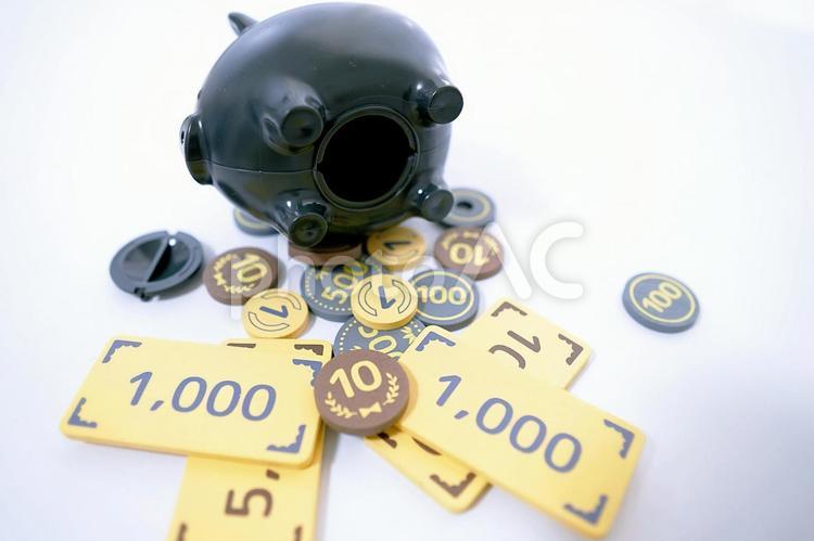 貯金箱から全部のお金を出したイメージ 貯金箱,貯金,お金の写真素材